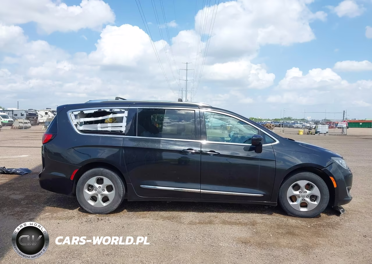 2017 Chrysler Pacifica Touring-L Plus VIN:2C4RC1EG6HR520814 - 13