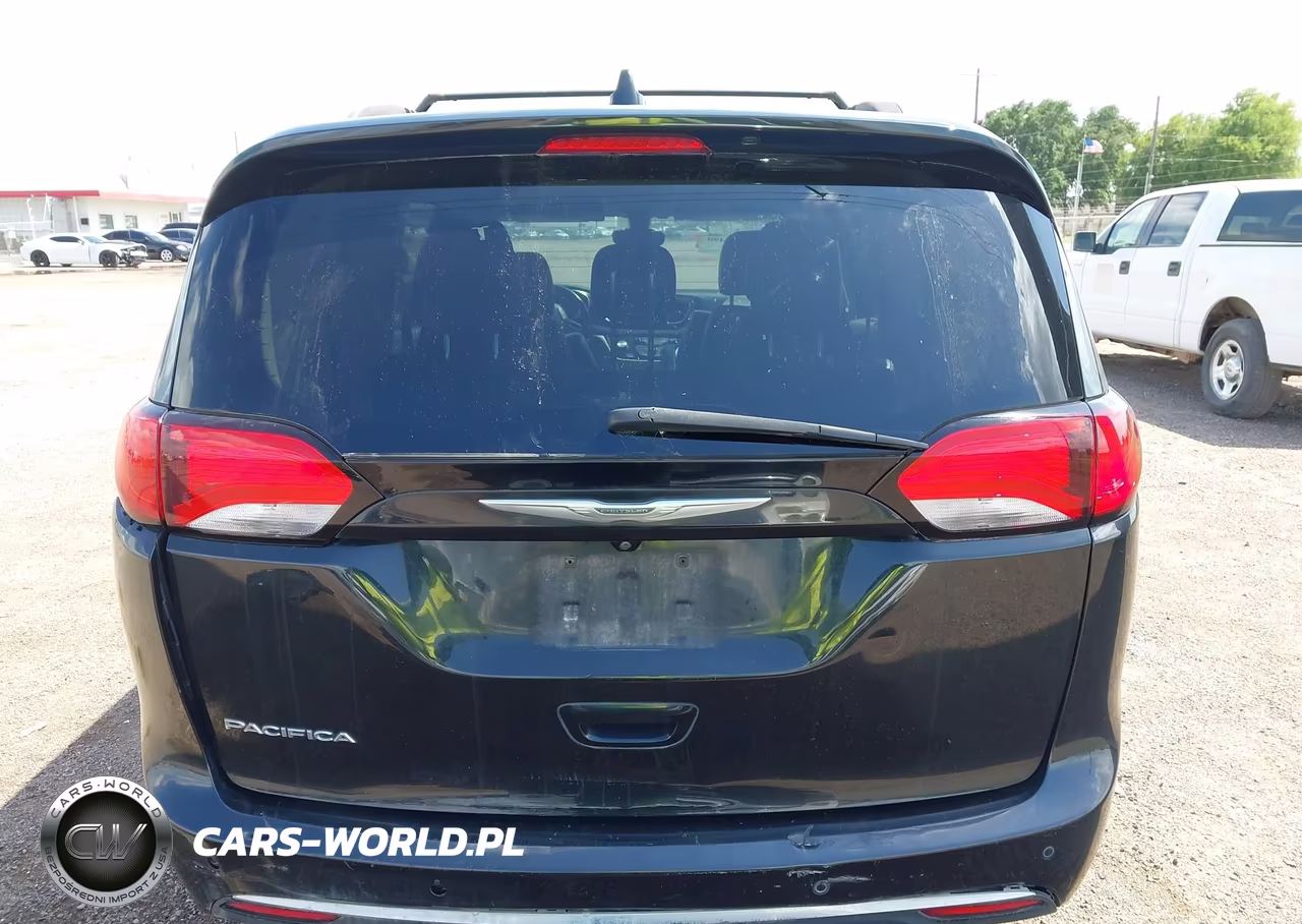 2017 Chrysler Pacifica Touring-L Plus VIN:2C4RC1EG6HR520814 - 16