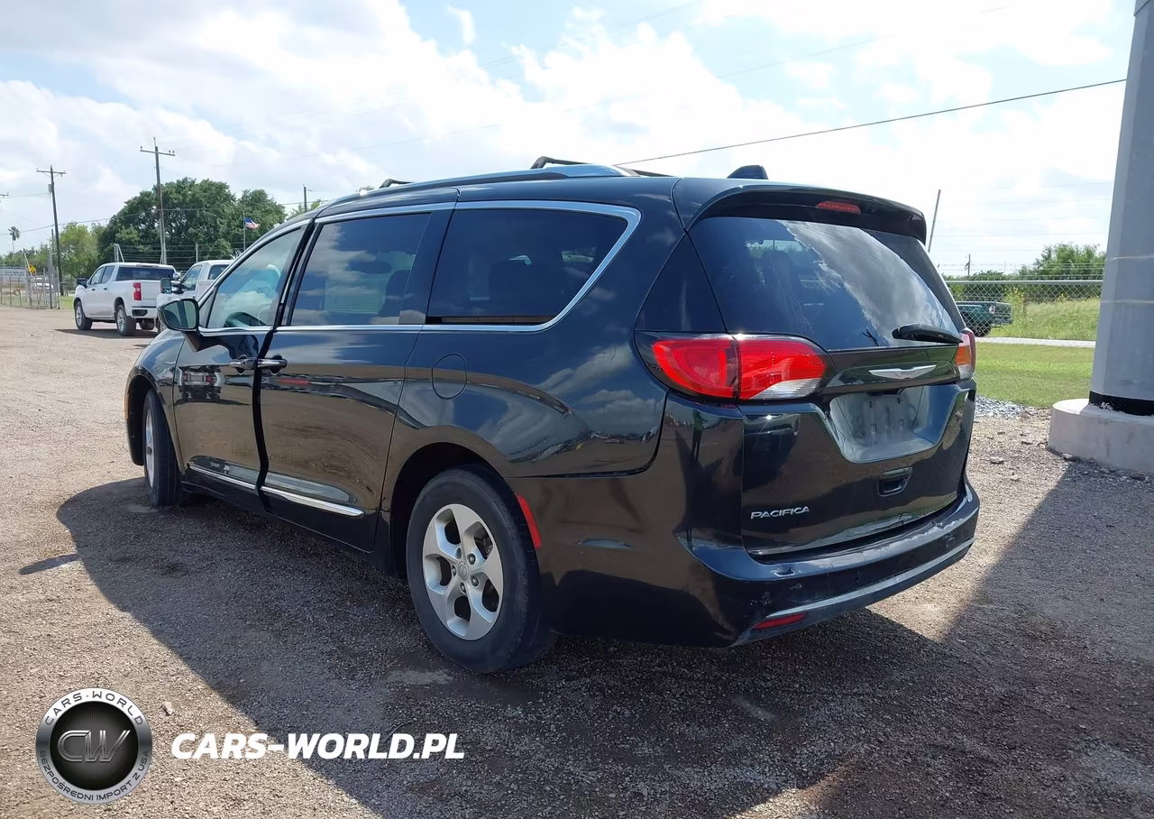 2017 Chrysler Pacifica Touring-L Plus VIN:2C4RC1EG6HR520814 - 3