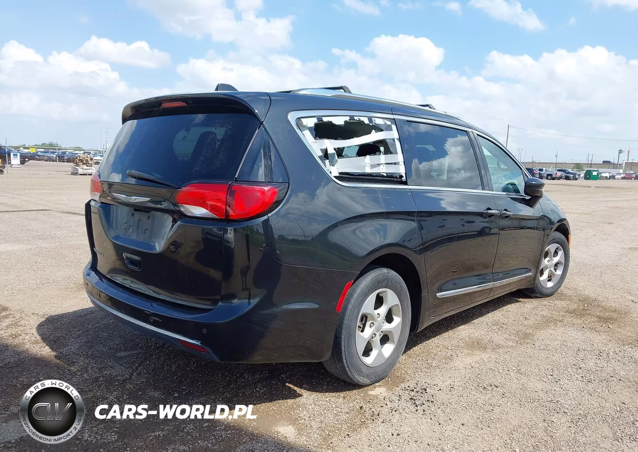 2017 Chrysler Pacifica Touring-L Plus VIN:2C4RC1EG6HR520814 - 4