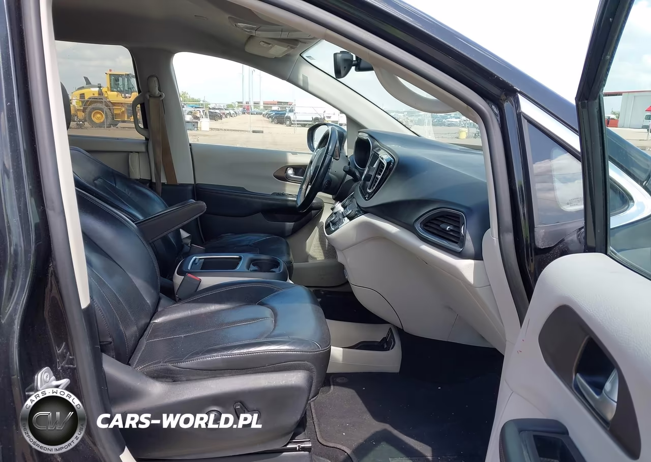 2017 Chrysler Pacifica Touring-L Plus VIN:2C4RC1EG6HR520814 - 5