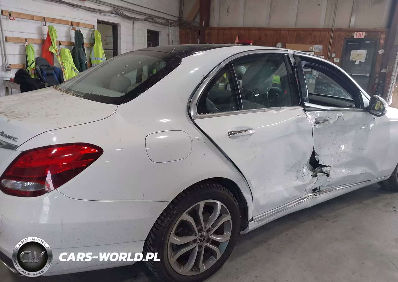 2018 Mercedes-Benz C 300 4Matic VIN:55SWF4KB4JU236912 - 17
