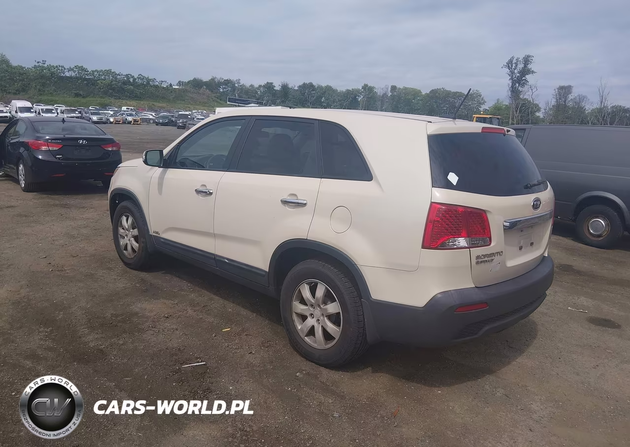 2011 Kia Sorento Lx VIN:5XYKTCA13BG009975 - 3