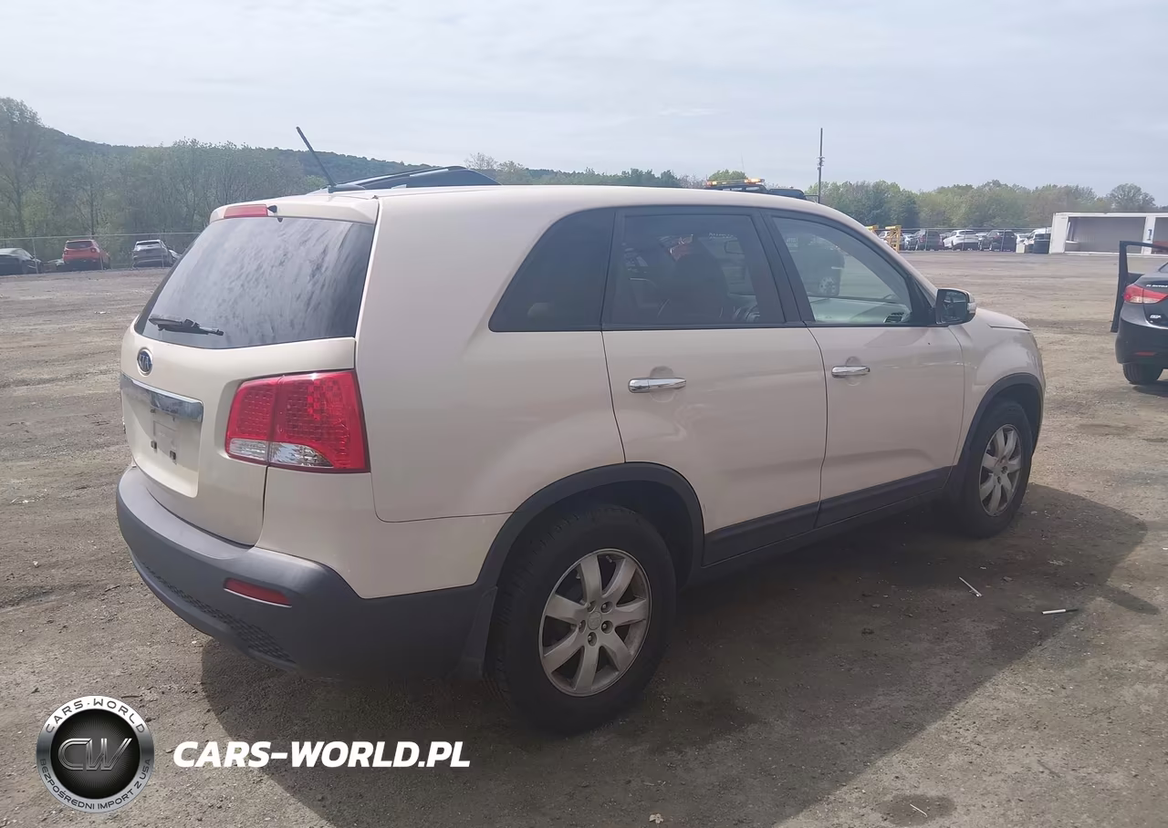 2011 Kia Sorento Lx VIN:5XYKTCA13BG009975 - 4