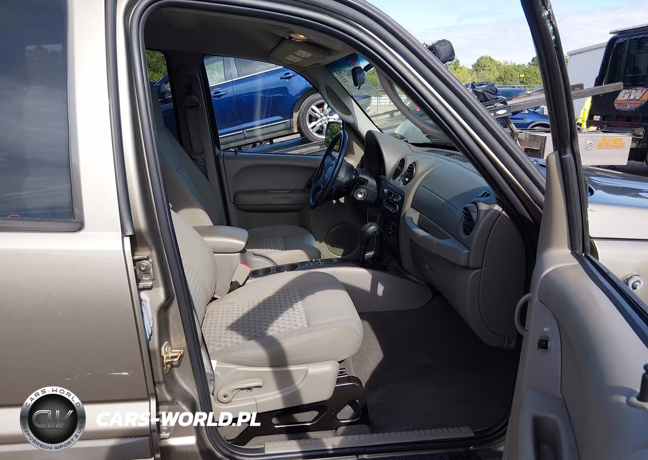 2007 Jeep Liberty Sport VIN:1J4GL48K17W670726 - 5