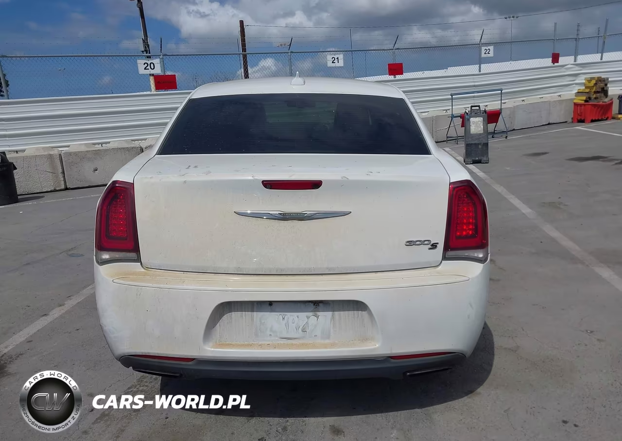 2019 Chrysler 300 300S VIN:2C3CCABG8KH634020 - 17