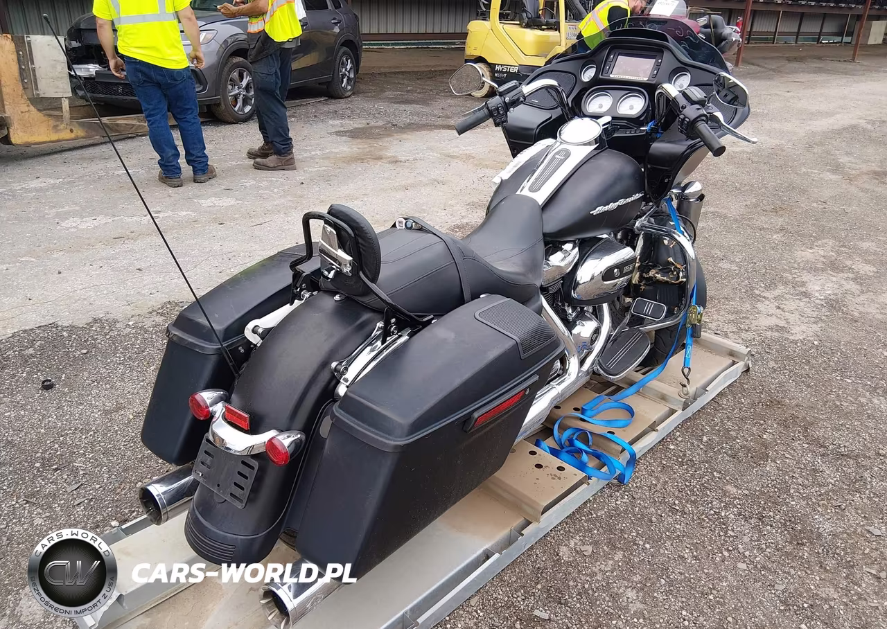 2017 Harley-Davidson Fltrxs Road Glide Special VIN:1HD1KTC19HB655597 - 4