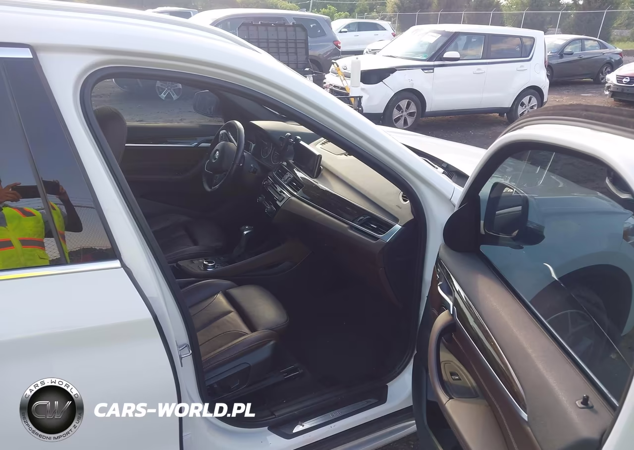 2018 BMW X1 xDrive28I VIN:WBXHT3C31J5K22202 - 5