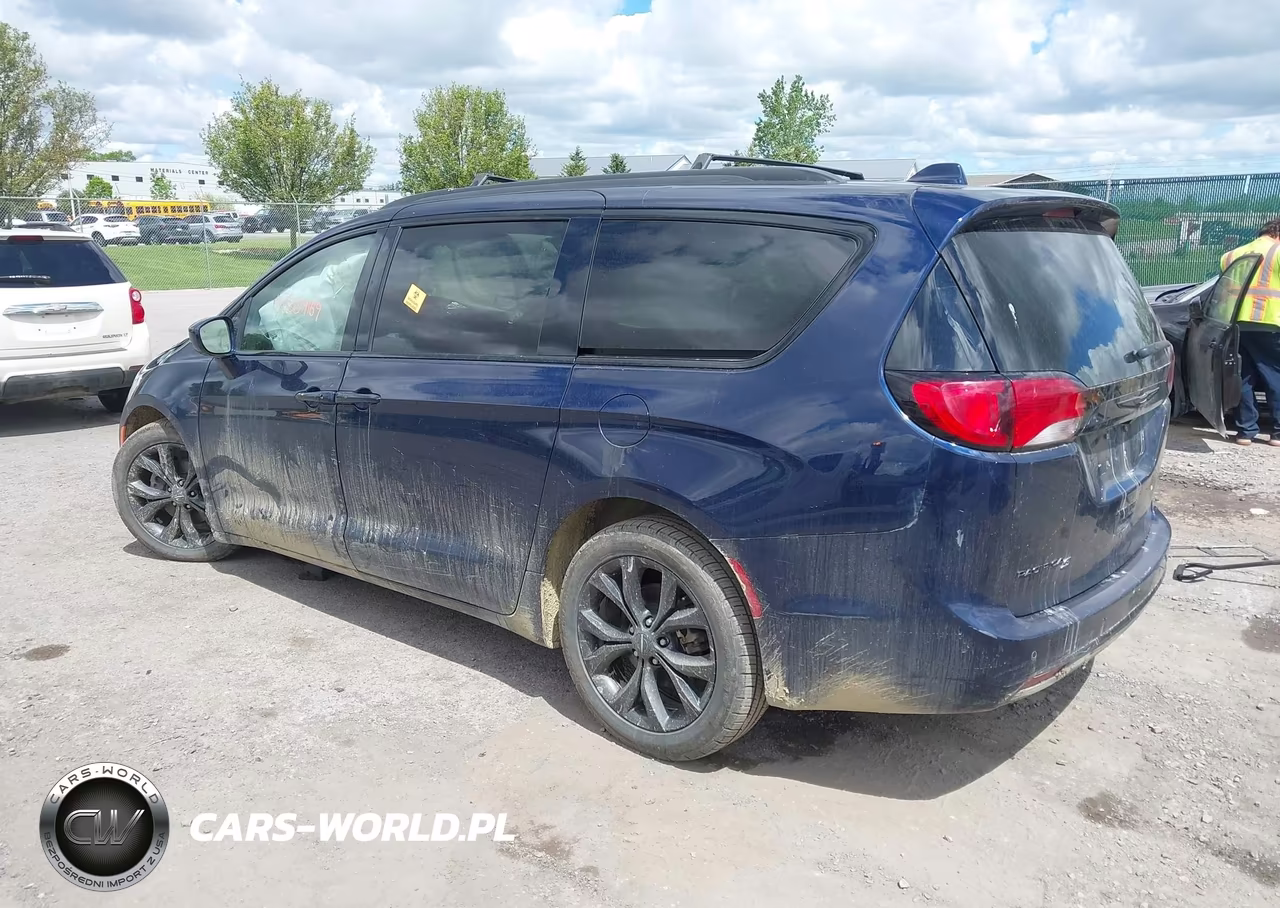 2020 Chrysler Pacifica Touring L VIN:2C4RC1BG5LR239567 - 3
