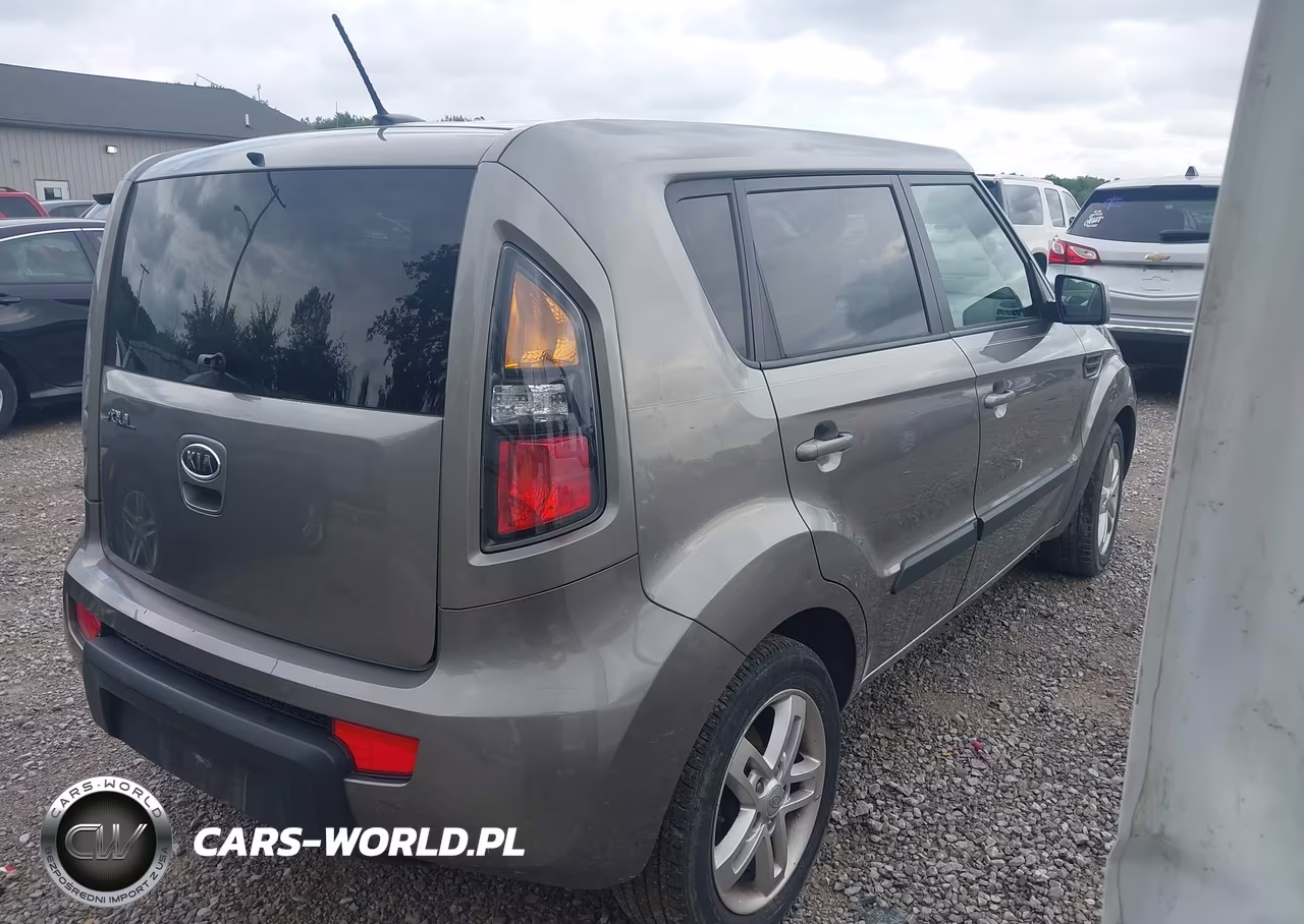 2011 Kia Soul + VIN:KNDJT2A28B7318322 - 4