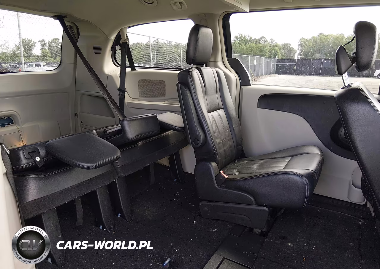 2015 Chrysler Town & Country Touring VIN:2C4RC1BG5FR570900 - 8