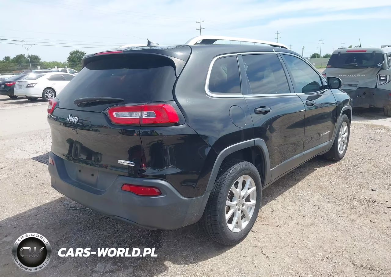 2015 Jeep Cherokee Latitude VIN:1C4PJLCBXFW643259 - 4