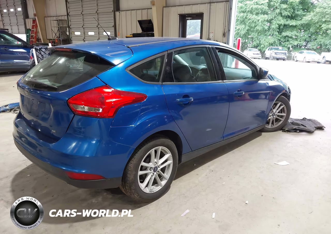 2018 Ford Focus Se VIN:1FADP3K23JL231204 - 4