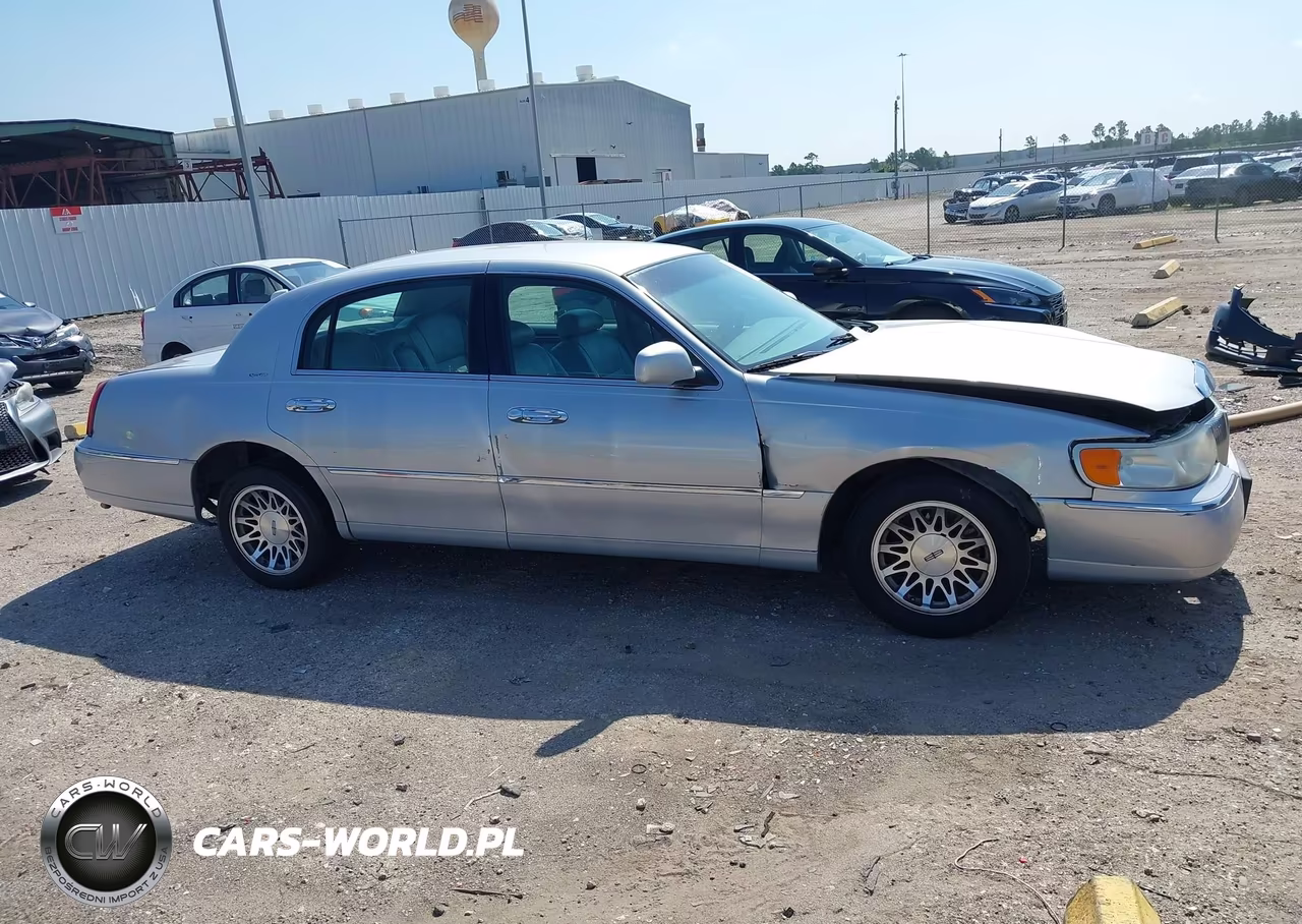 2000 Lincoln Town Car Signature VIN:1LNHM82W3YY763212 - 13