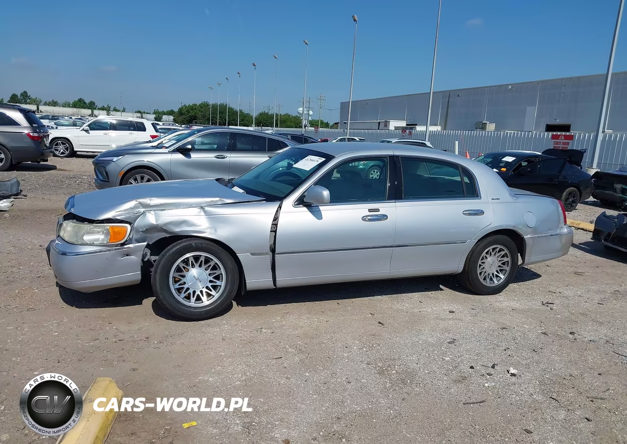 2000 Lincoln Town Car Signature VIN:1LNHM82W3YY763212 - 14