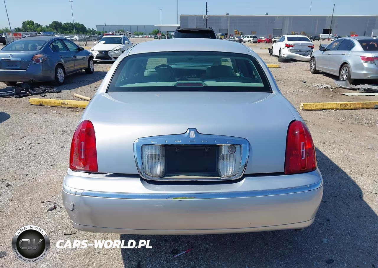 2000 Lincoln Town Car Signature VIN:1LNHM82W3YY763212 - 16