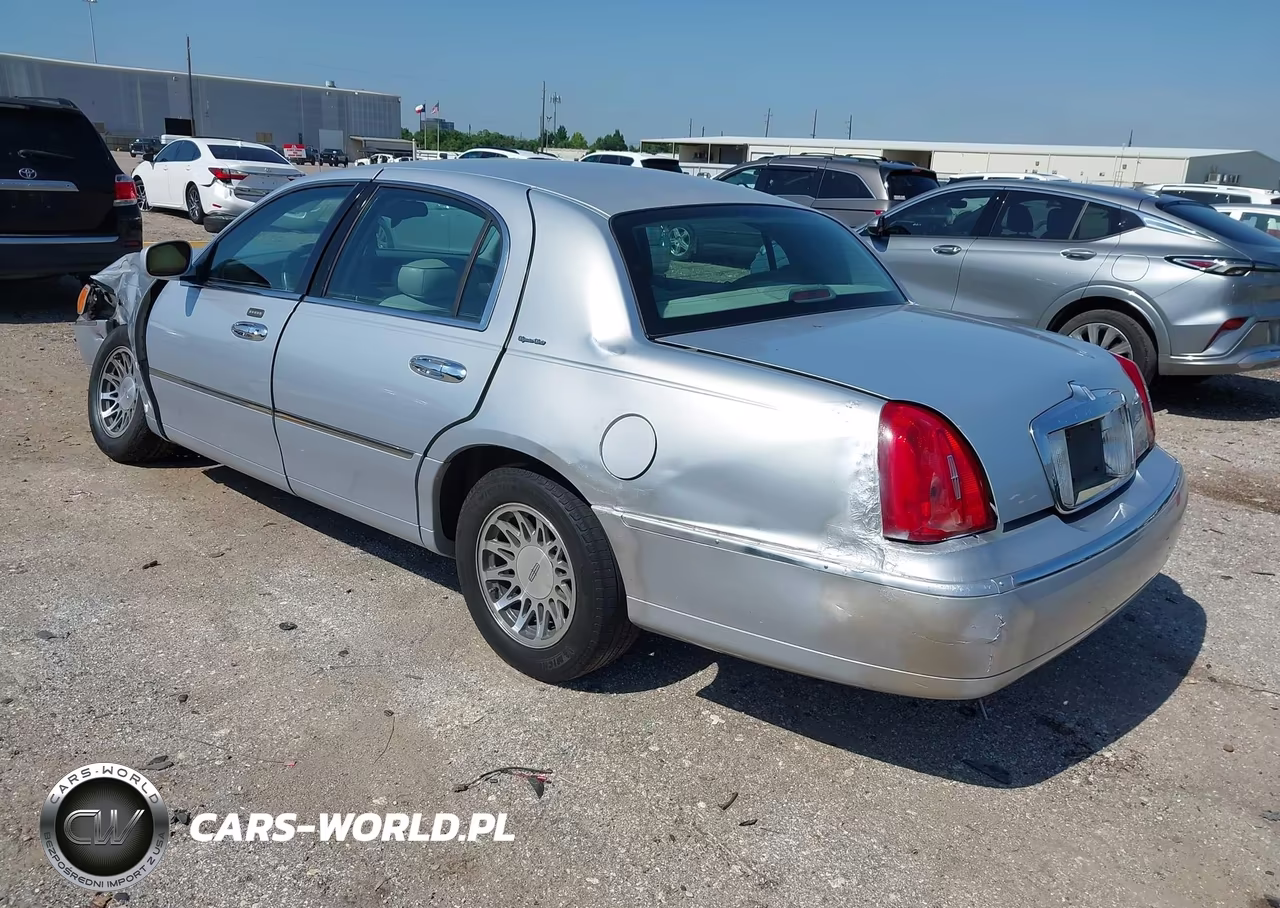 2000 Lincoln Town Car Signature VIN:1LNHM82W3YY763212 - 3
