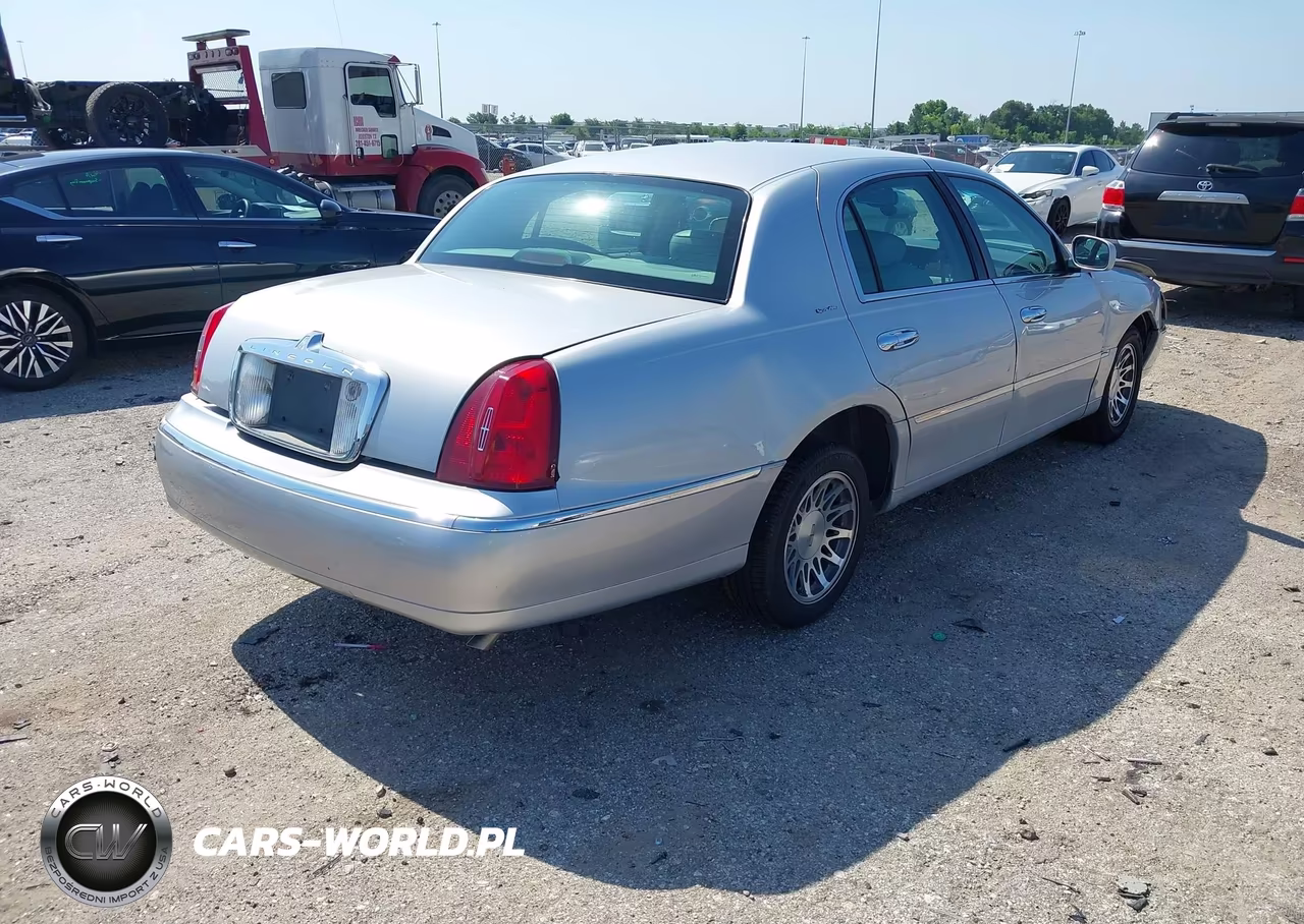 2000 Lincoln Town Car Signature VIN:1LNHM82W3YY763212 - 4