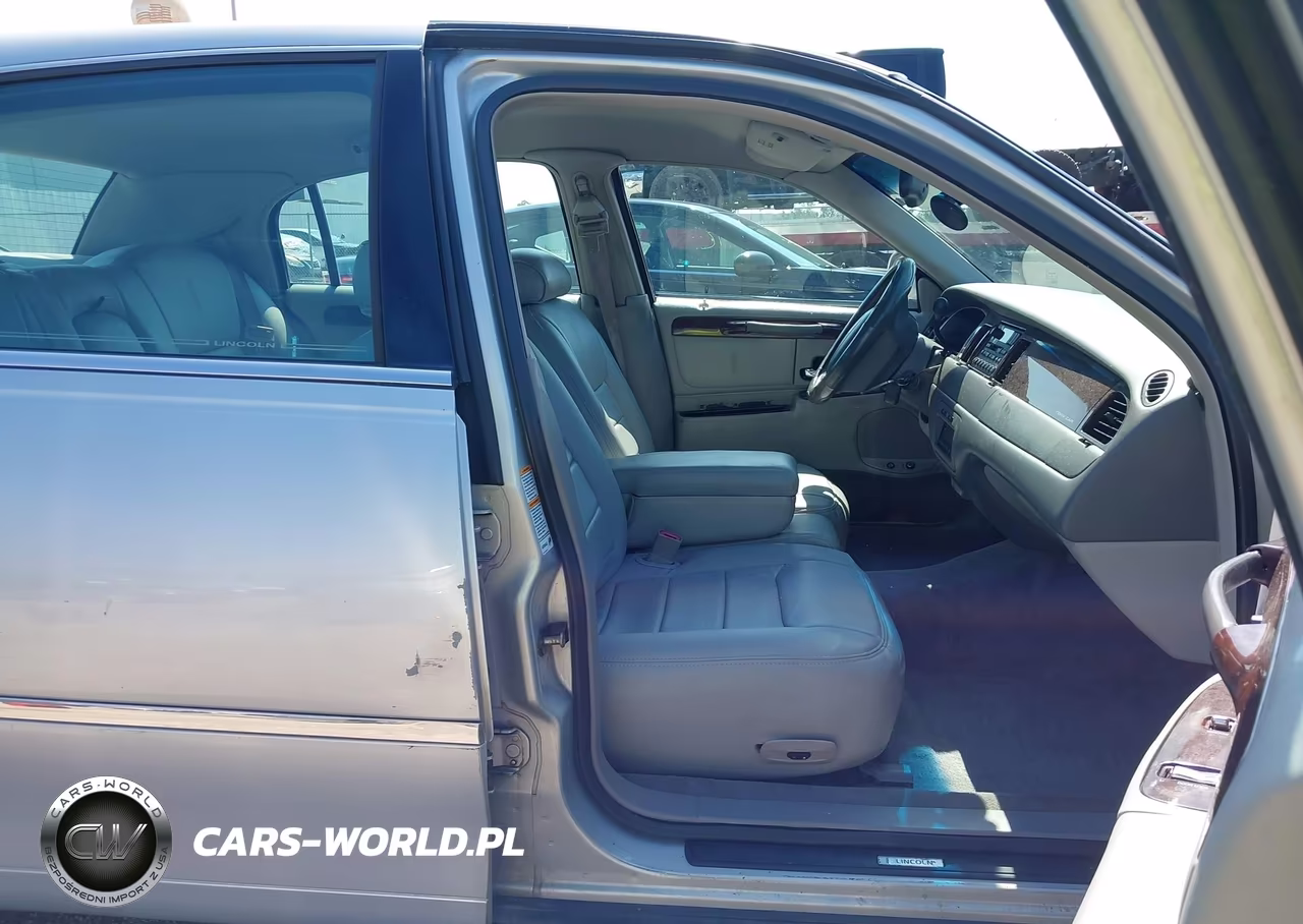2000 Lincoln Town Car Signature VIN:1LNHM82W3YY763212 - 5