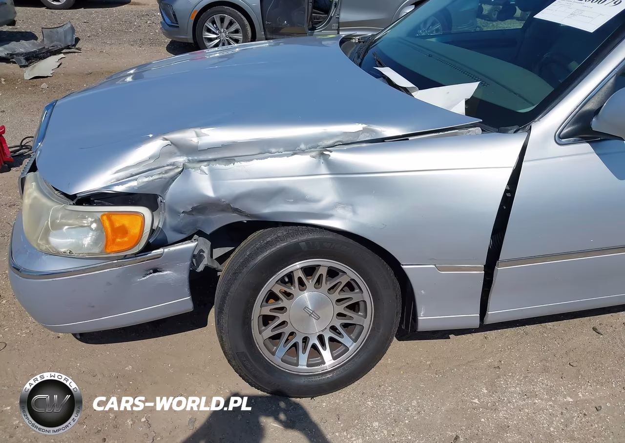 2000 Lincoln Town Car Signature VIN:1LNHM82W3YY763212 - 6