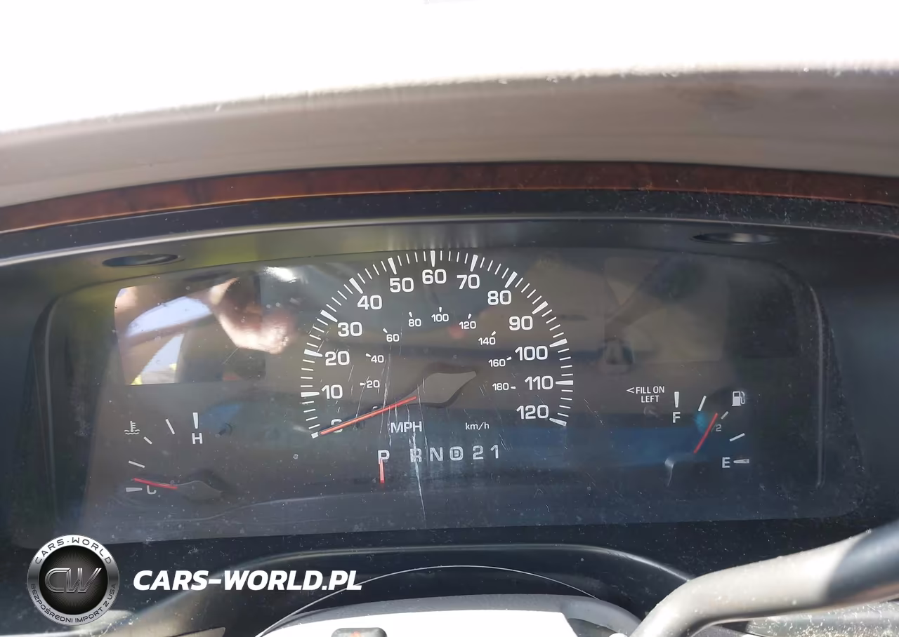2000 Lincoln Town Car Signature VIN:1LNHM82W3YY763212 - 7