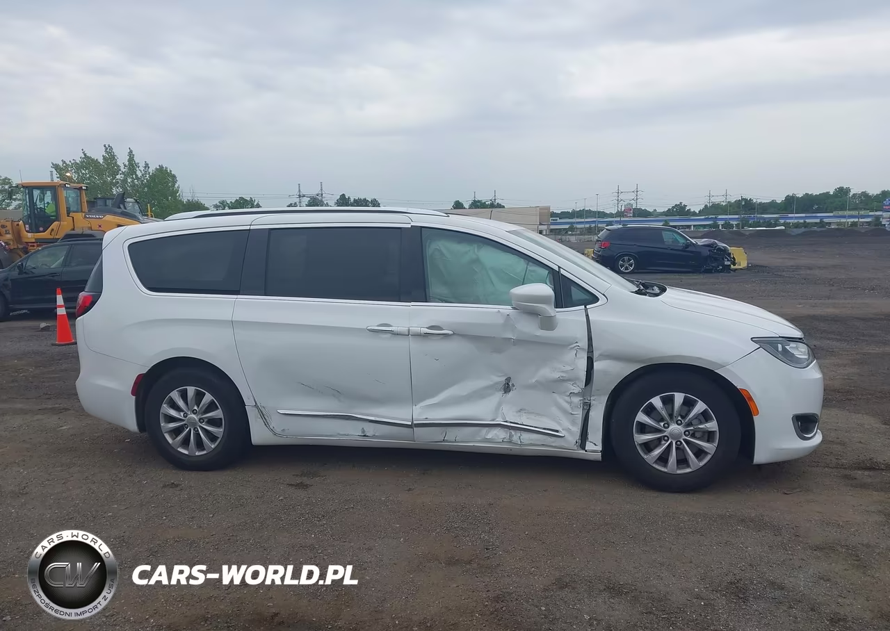 2019 Chrysler Pacifica Touring L VIN:2C4RC1BG0KR733186 - 13
