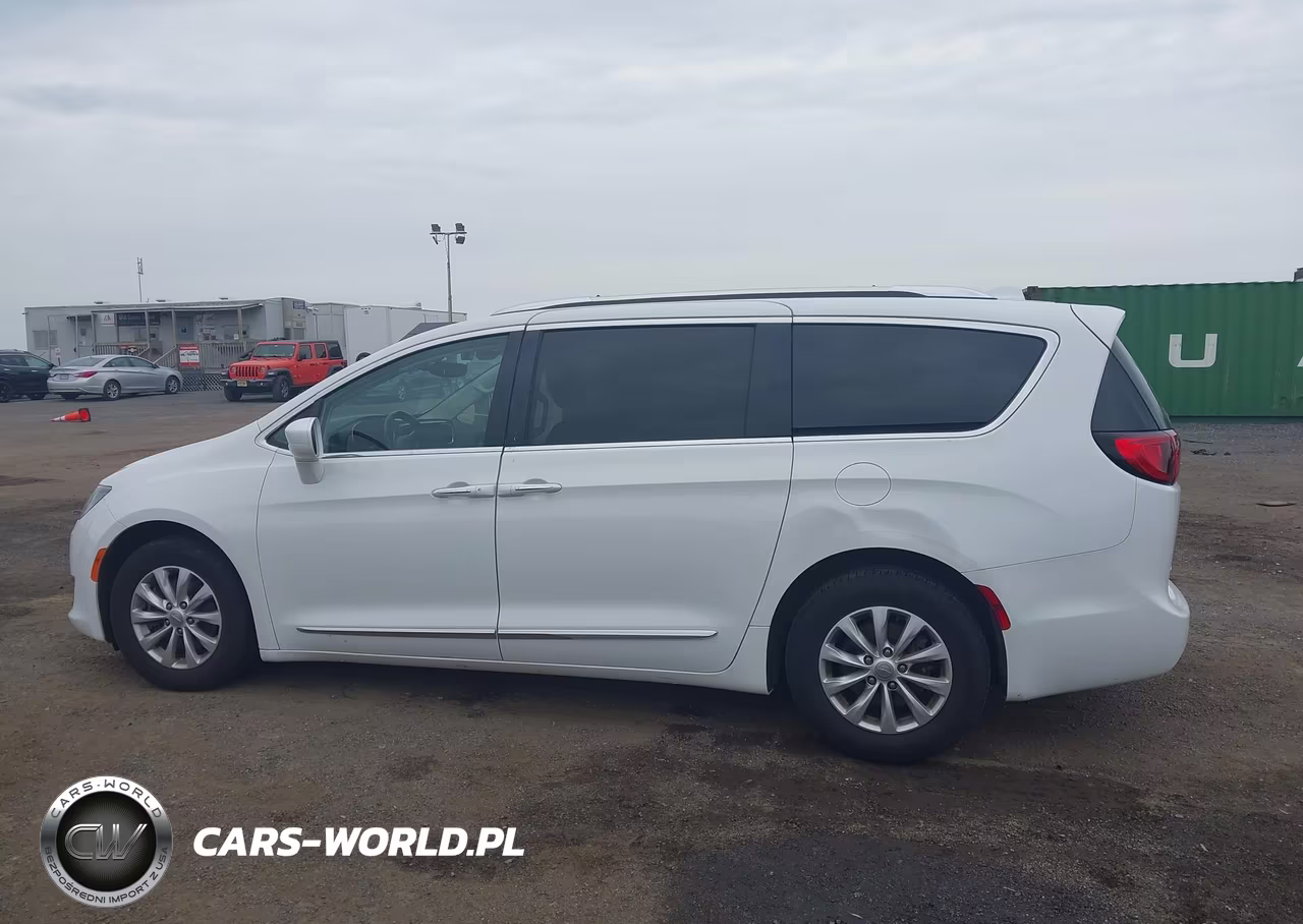 2019 Chrysler Pacifica Touring L VIN:2C4RC1BG0KR733186 - 14