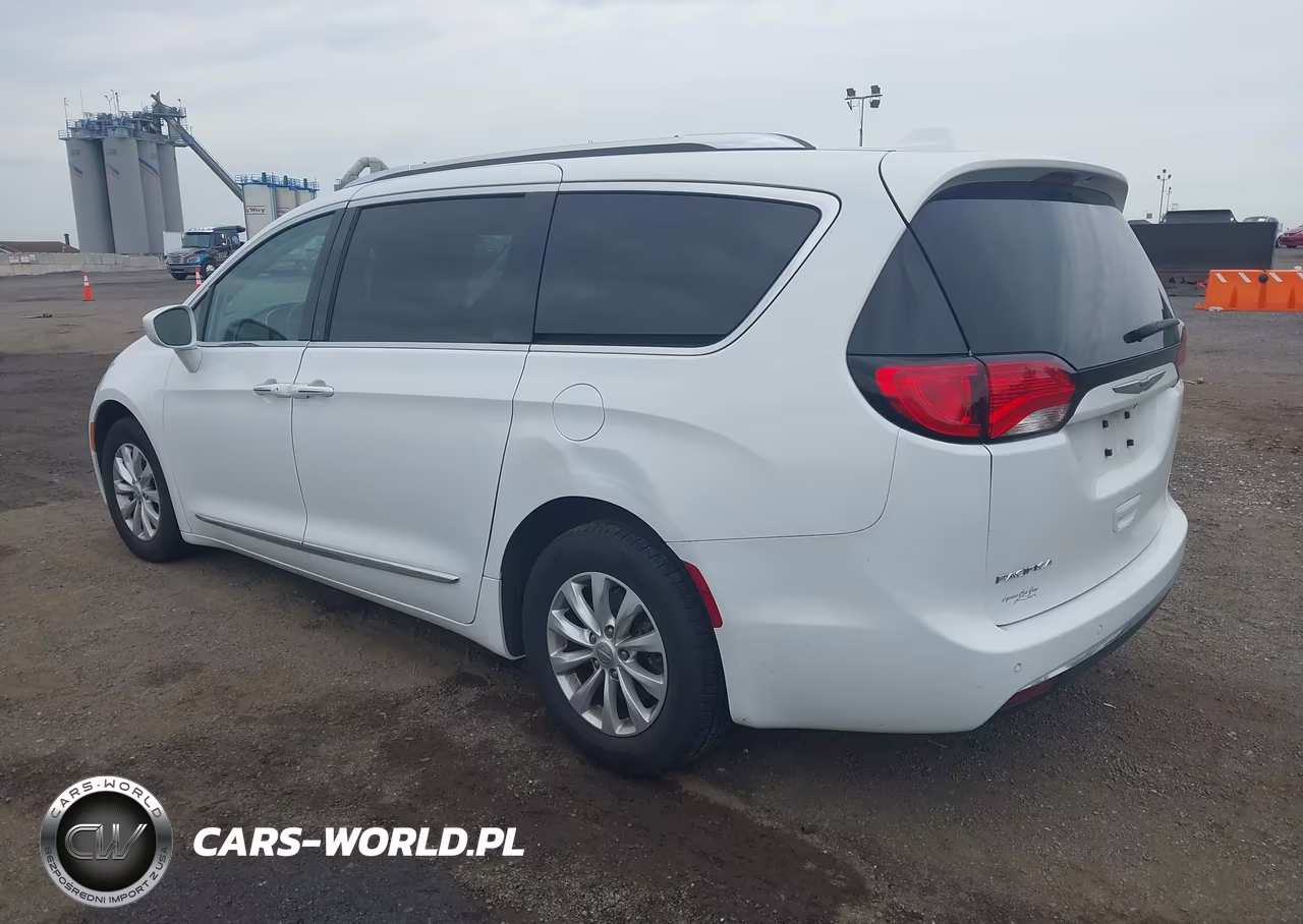 2019 Chrysler Pacifica Touring L VIN:2C4RC1BG0KR733186 - 3