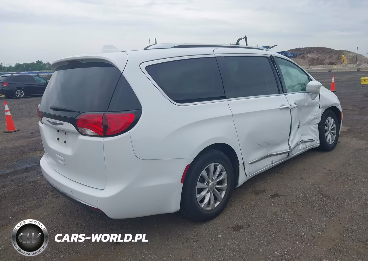2019 Chrysler Pacifica Touring L VIN:2C4RC1BG0KR733186 - 4