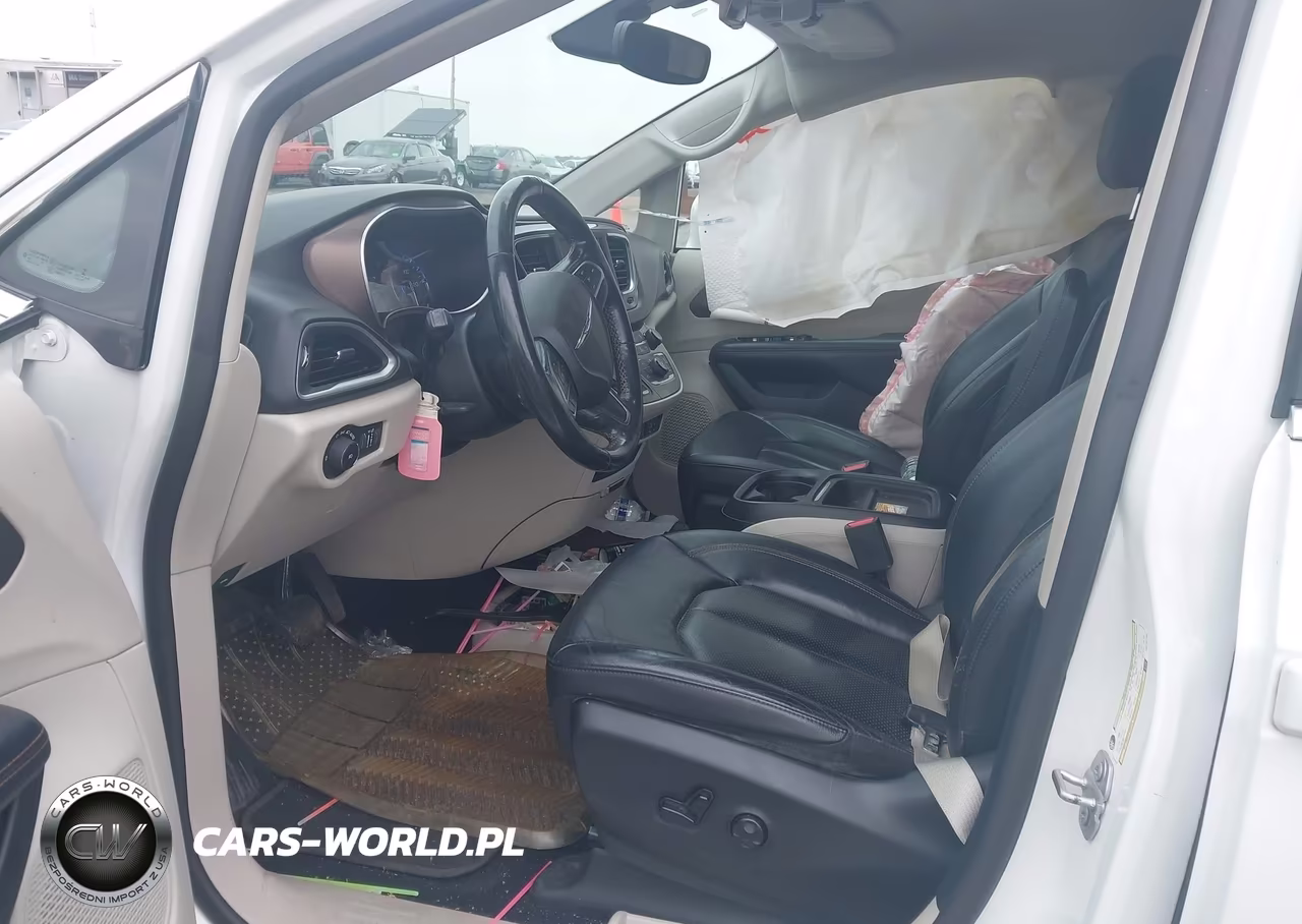 2019 Chrysler Pacifica Touring L VIN:2C4RC1BG0KR733186 - 5