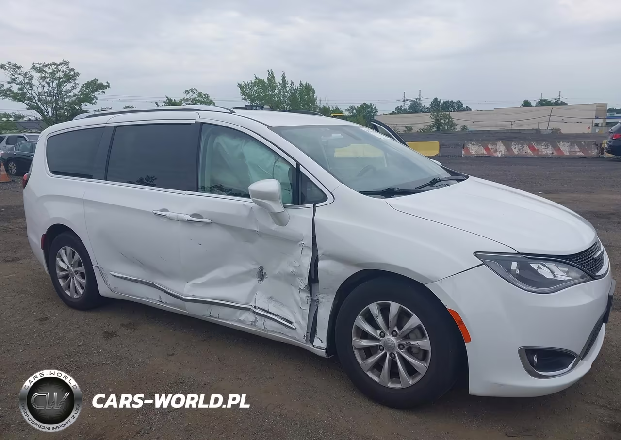 2019 Chrysler Pacifica Touring L VIN:2C4RC1BG0KR733186 - 6