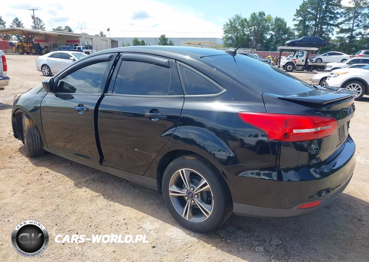 2018 Ford Focus Se VIN:1FADP3F27JL307078 - 3