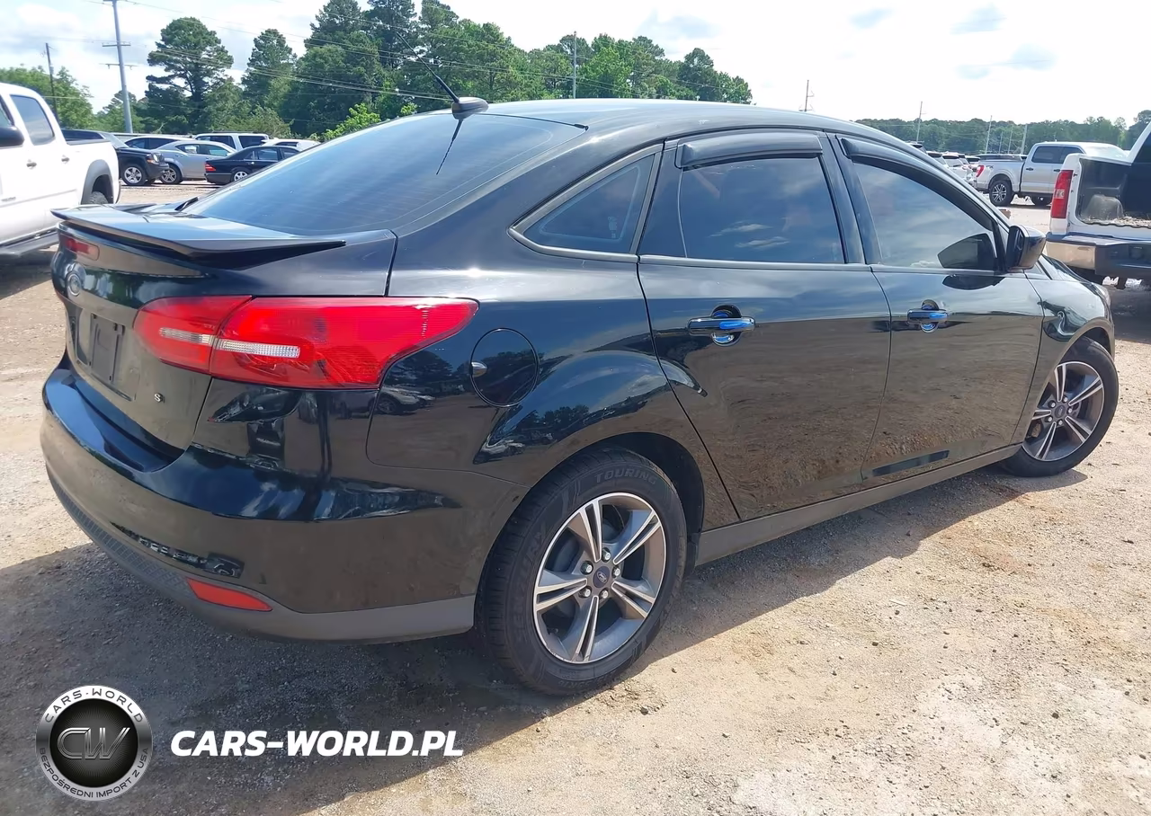 2018 Ford Focus Se VIN:1FADP3F27JL307078 - 4