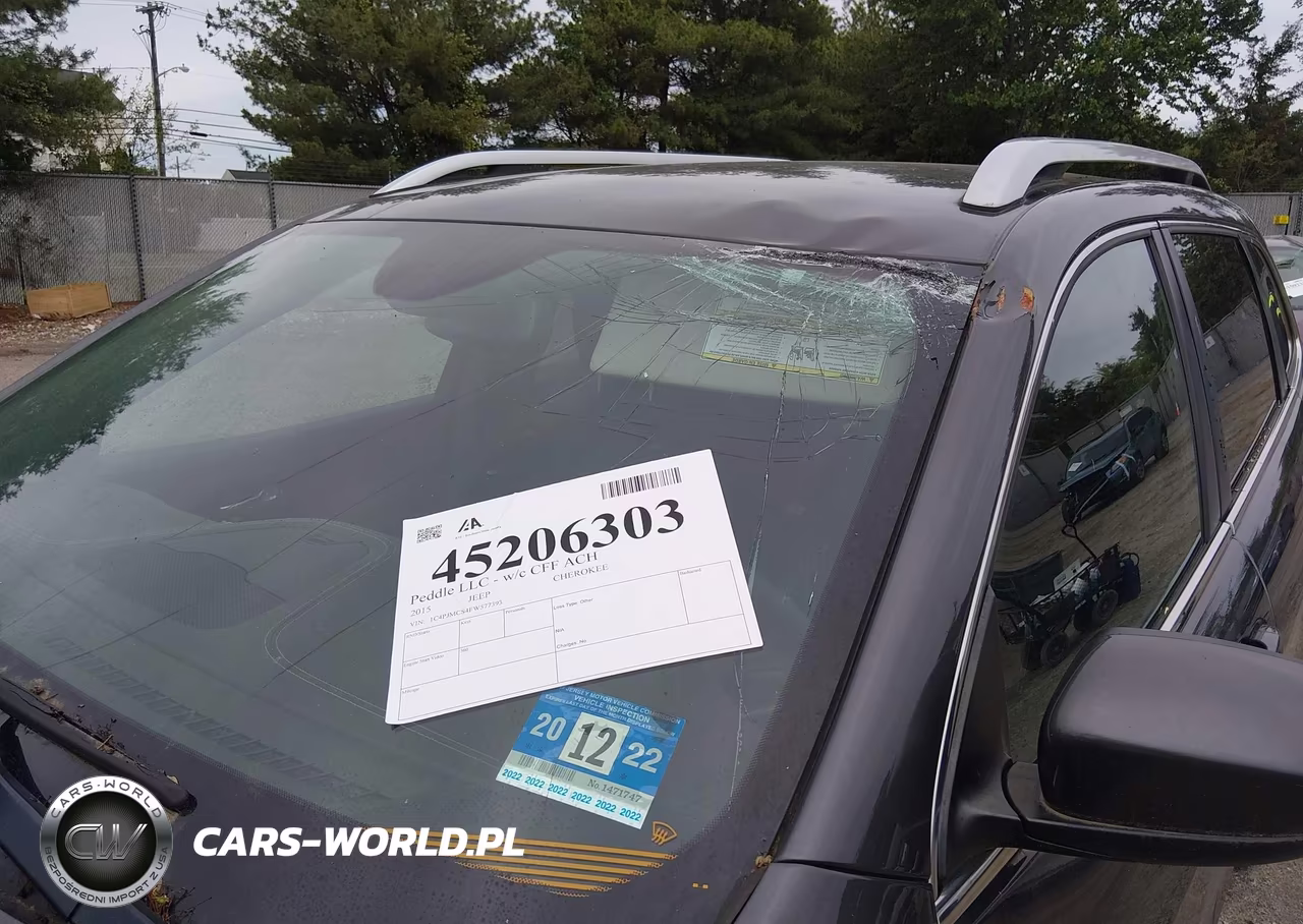 2015 Jeep Cherokee Latitude VIN:1C4PJMCS4FW577393 - 17