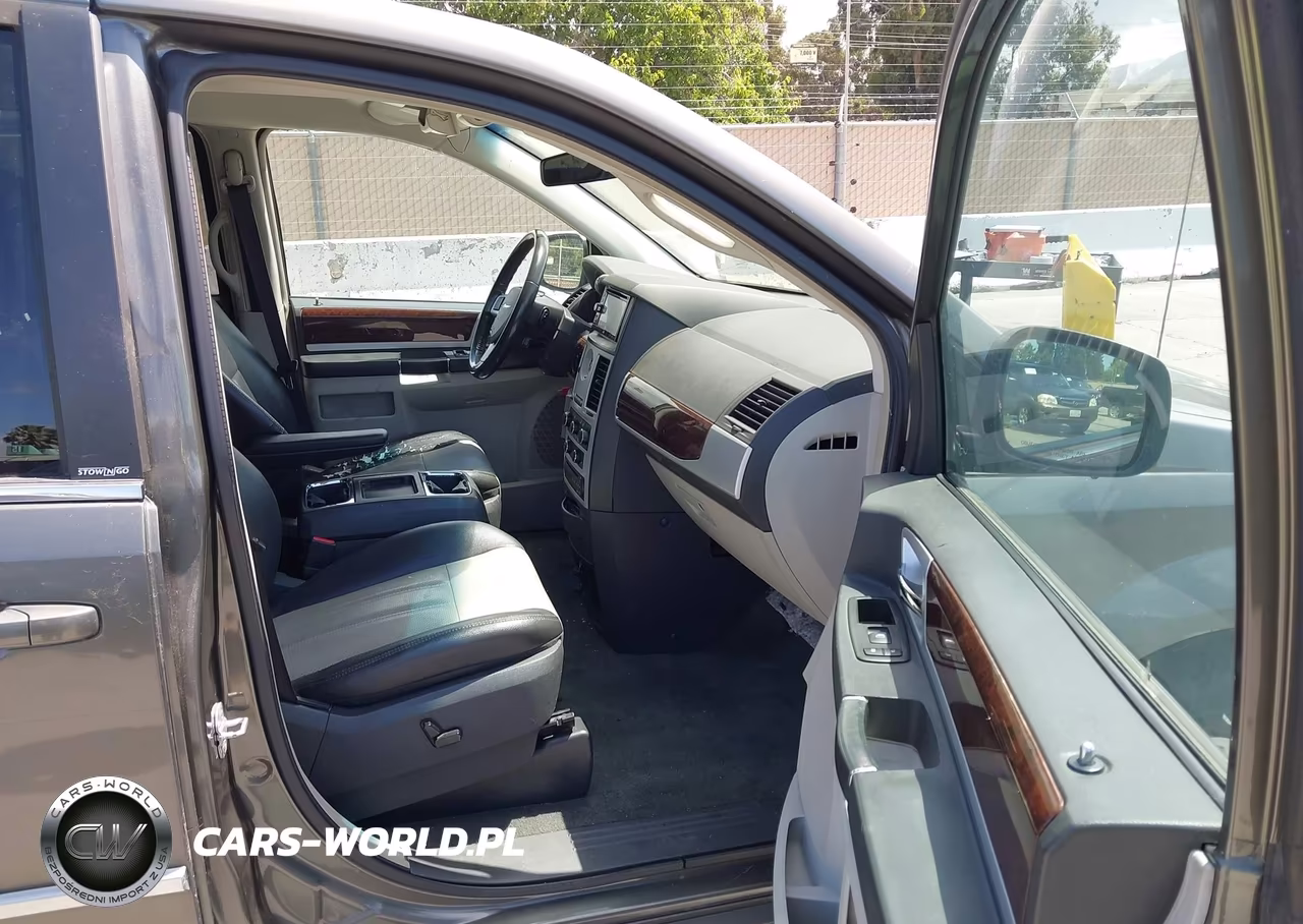 2010 Chrysler Town & Country Touring Plus VIN:2A4RR8D19AR428925 - 5