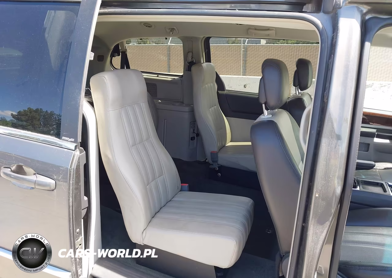 2010 Chrysler Town & Country Touring Plus VIN:2A4RR8D19AR428925 - 8