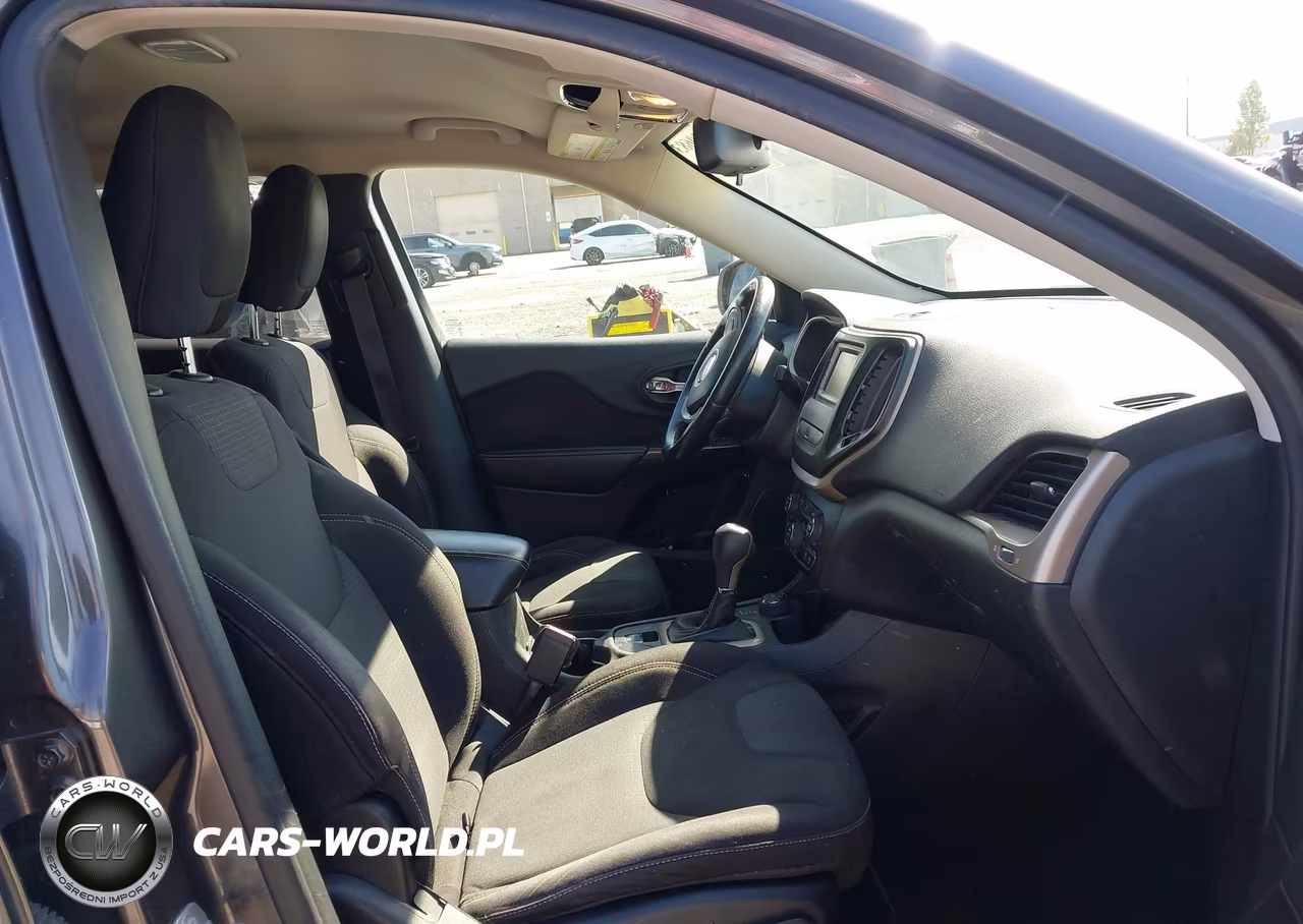 2015 Jeep Cherokee Latitude VIN:1C4PJMCB1FW540379 - 5