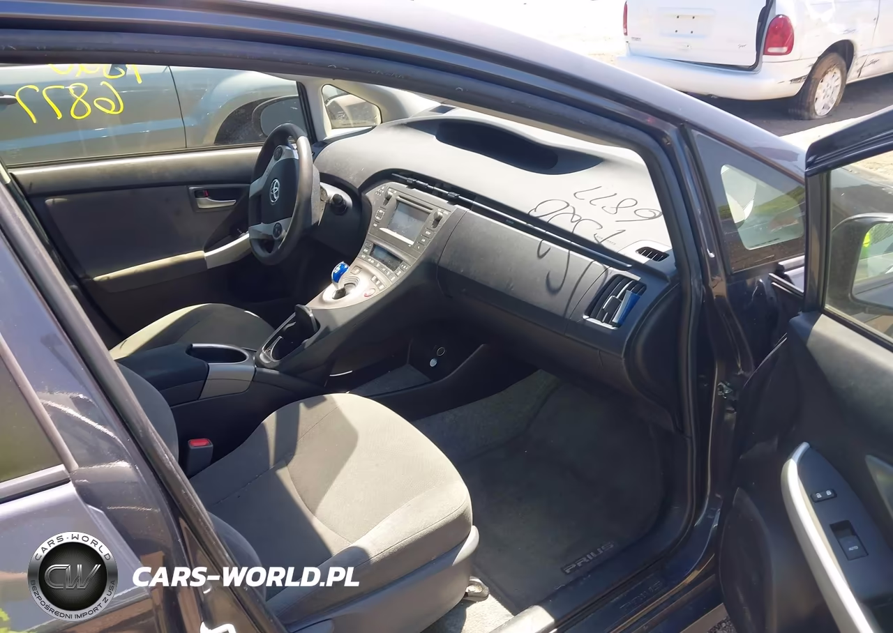 2014 Toyota Prius Two VIN:JTDKN3DU6E1743708 - 5
