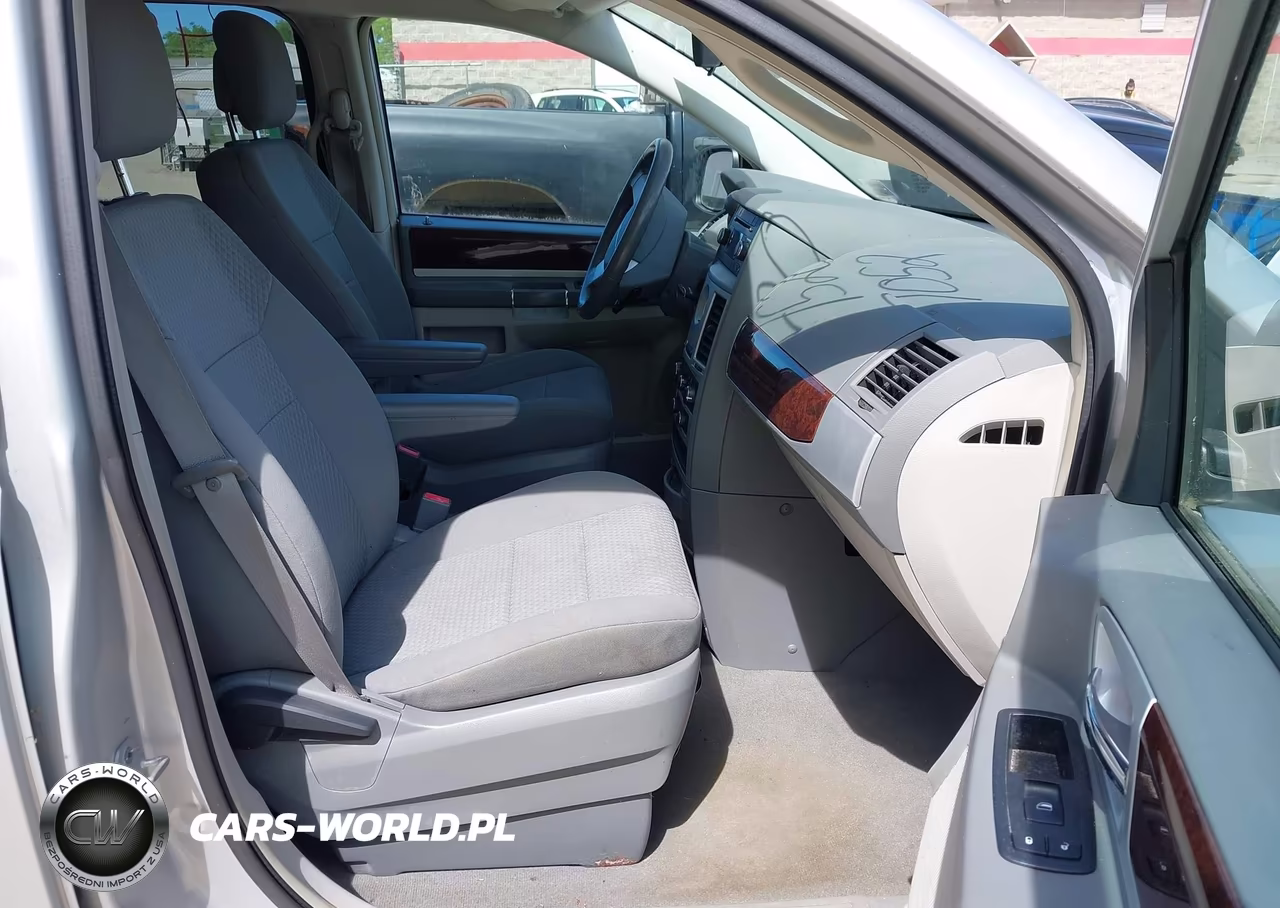 2010 Chrysler Town & Country Touring VIN:2A4RR5D13AR480307 - 5