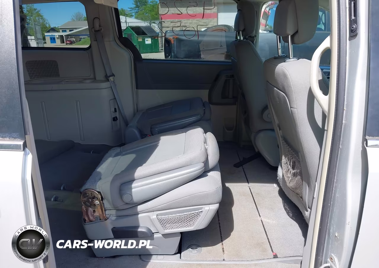 2010 Chrysler Town & Country Touring VIN:2A4RR5D13AR480307 - 8