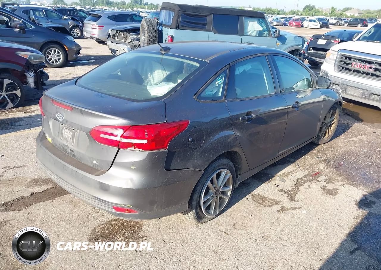 2018 Ford Focus Se VIN:1FADP3F25JL306897 - 4