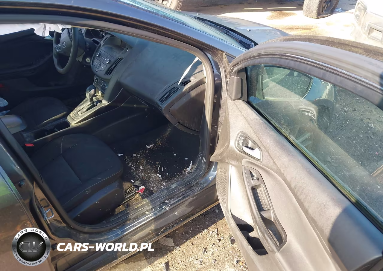 2018 Ford Focus Se VIN:1FADP3F25JL306897 - 5