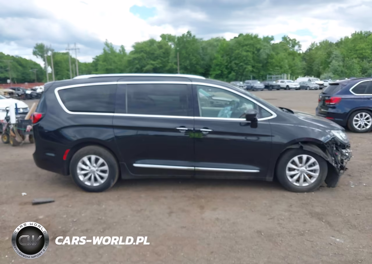 2018 Chrysler Pacifica Touring L VIN:2C4RC1BG3JR353595 - 12