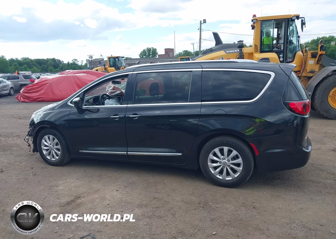 2018 Chrysler Pacifica Touring L VIN:2C4RC1BG3JR353595 - 13