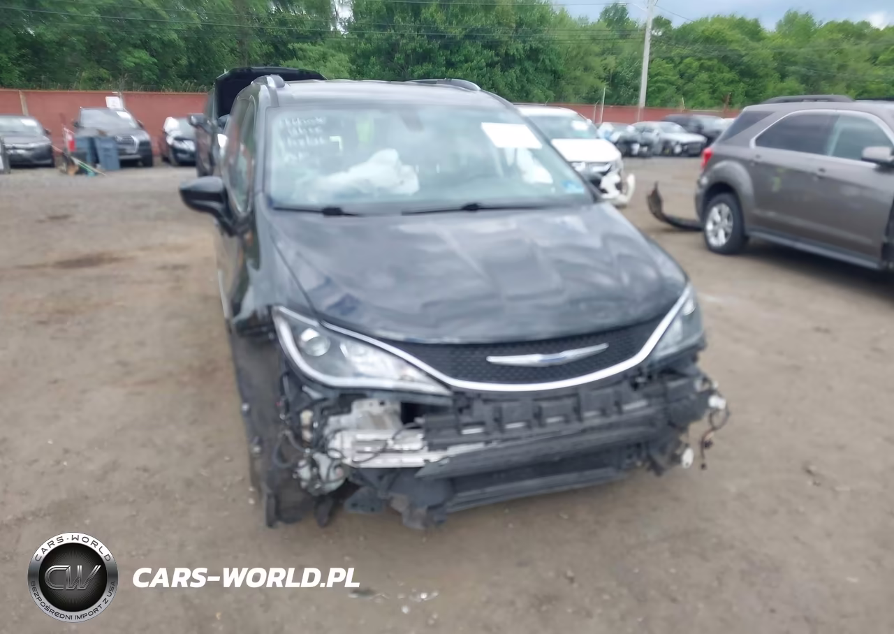 2018 Chrysler Pacifica Touring L VIN:2C4RC1BG3JR353595 - 16