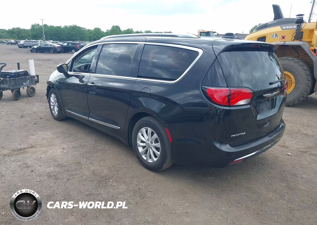 2018 Chrysler Pacifica Touring L VIN:2C4RC1BG3JR353595 - 3
