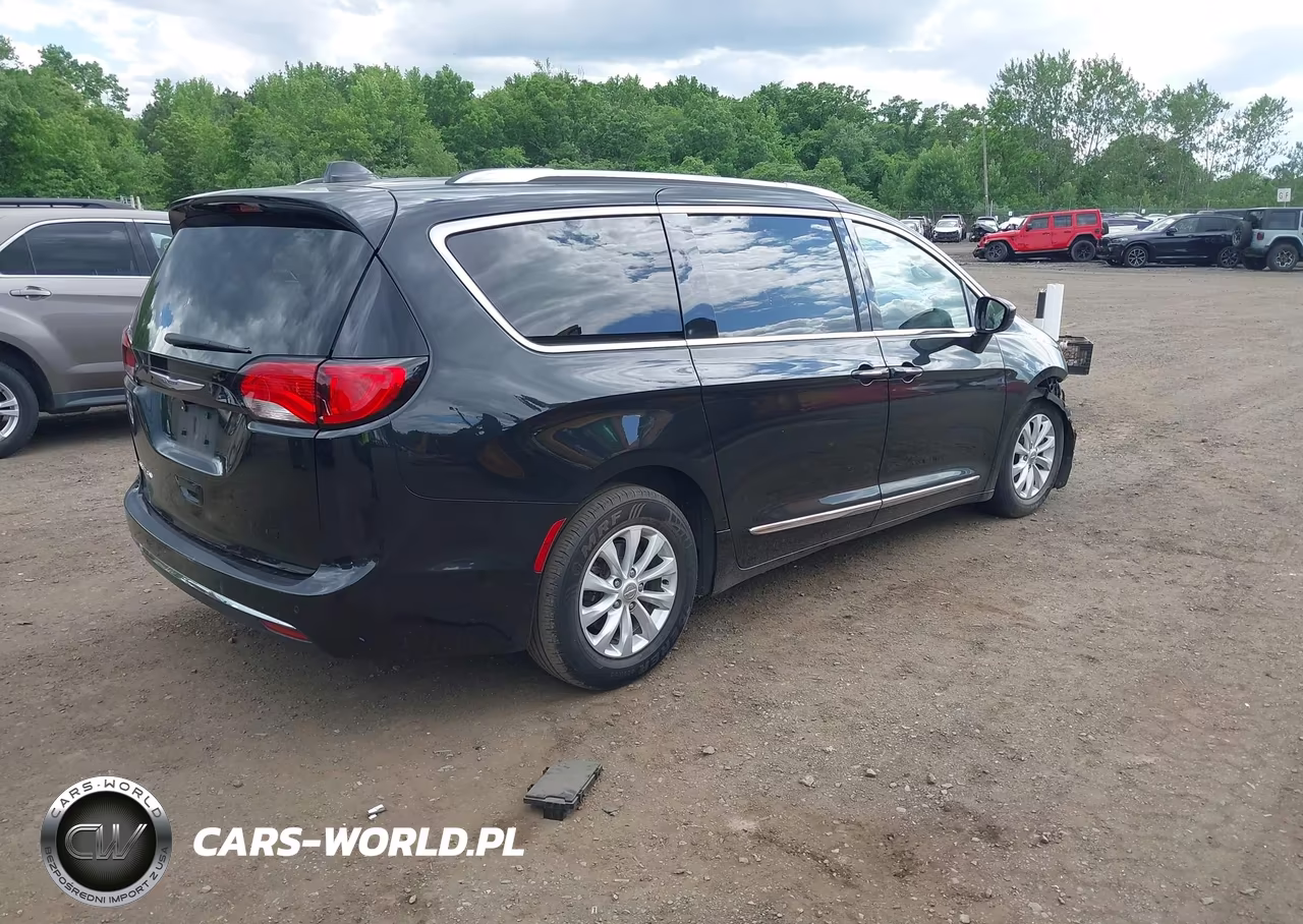 2018 Chrysler Pacifica Touring L VIN:2C4RC1BG3JR353595 - 4