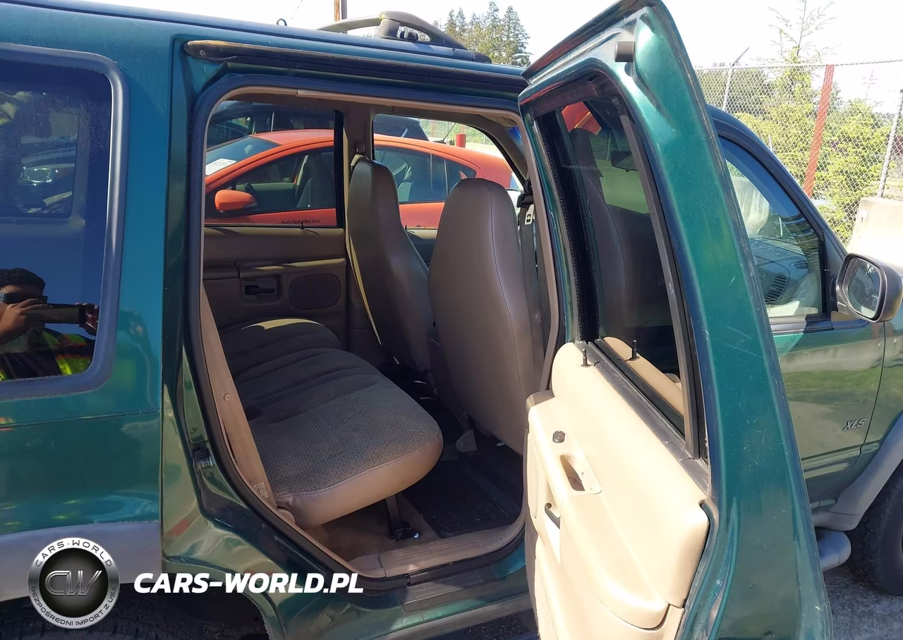 2000 Ford Explorer Xls VIN:1FMZU72E0YZC06824 - 8