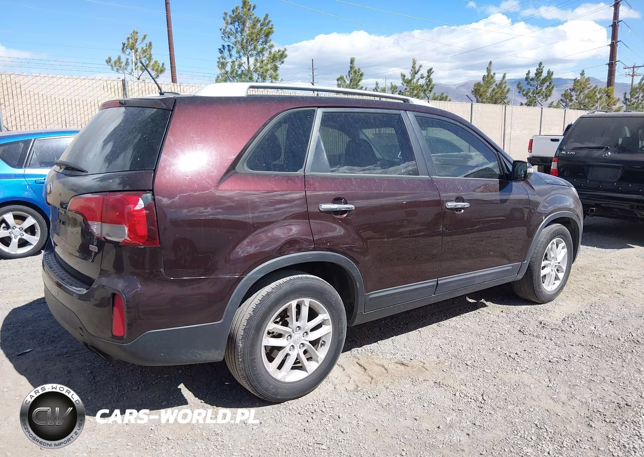 2015 Kia Sorento Lx VIN:5XYKT4A6XFG635448 - 4