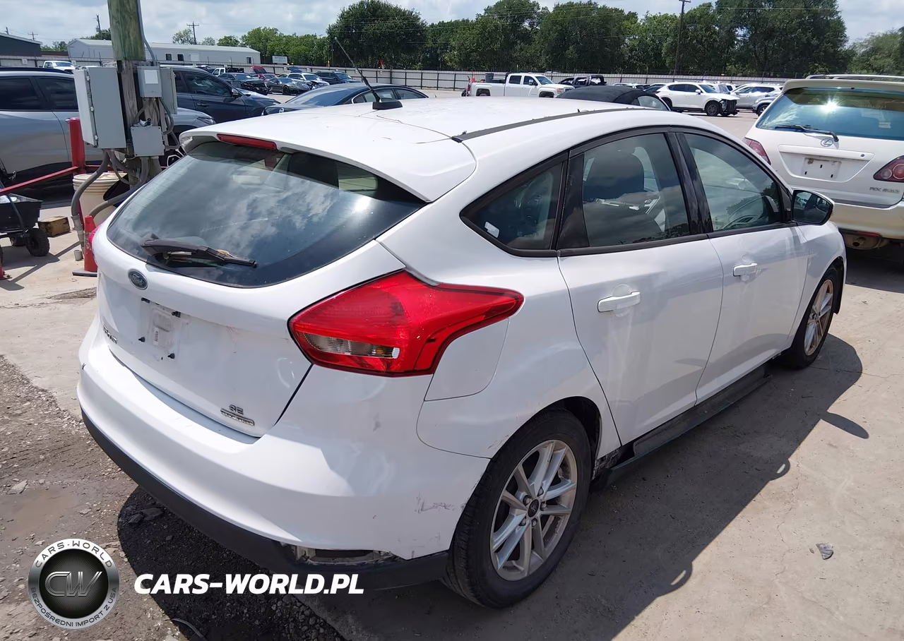 2015 Ford Focus Se VIN:1FADP3K26FL300975 - 4